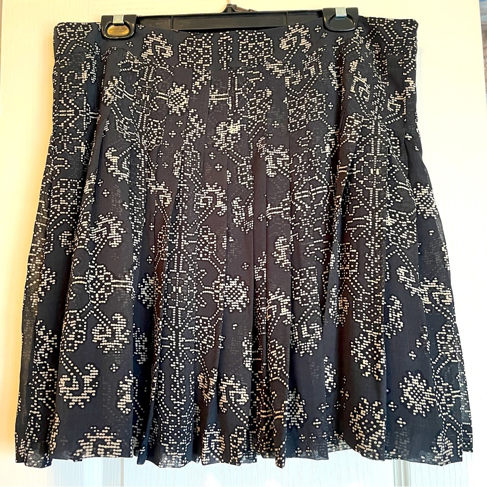 Dark grey printed Gap pleated skirt with lining size 14
